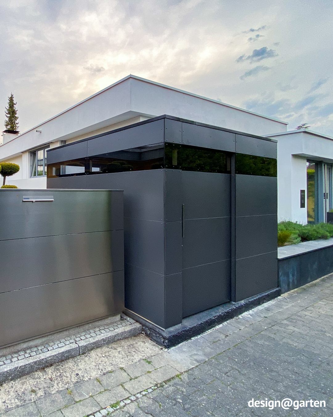 Modernes Gerätehaus mit Durchgang in den Garten